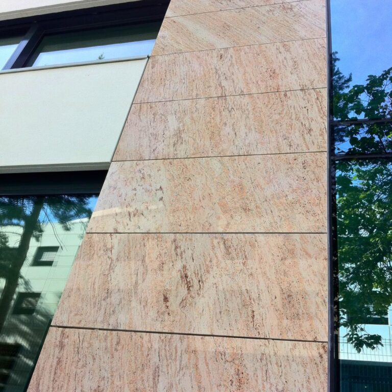 Pierre Naturelle — Granit Rose, Façade en Angle
